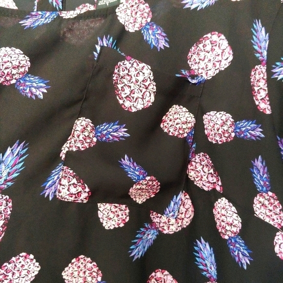 Torrid pineapple georgette button back blouse size 1 - Picture 4 of 9